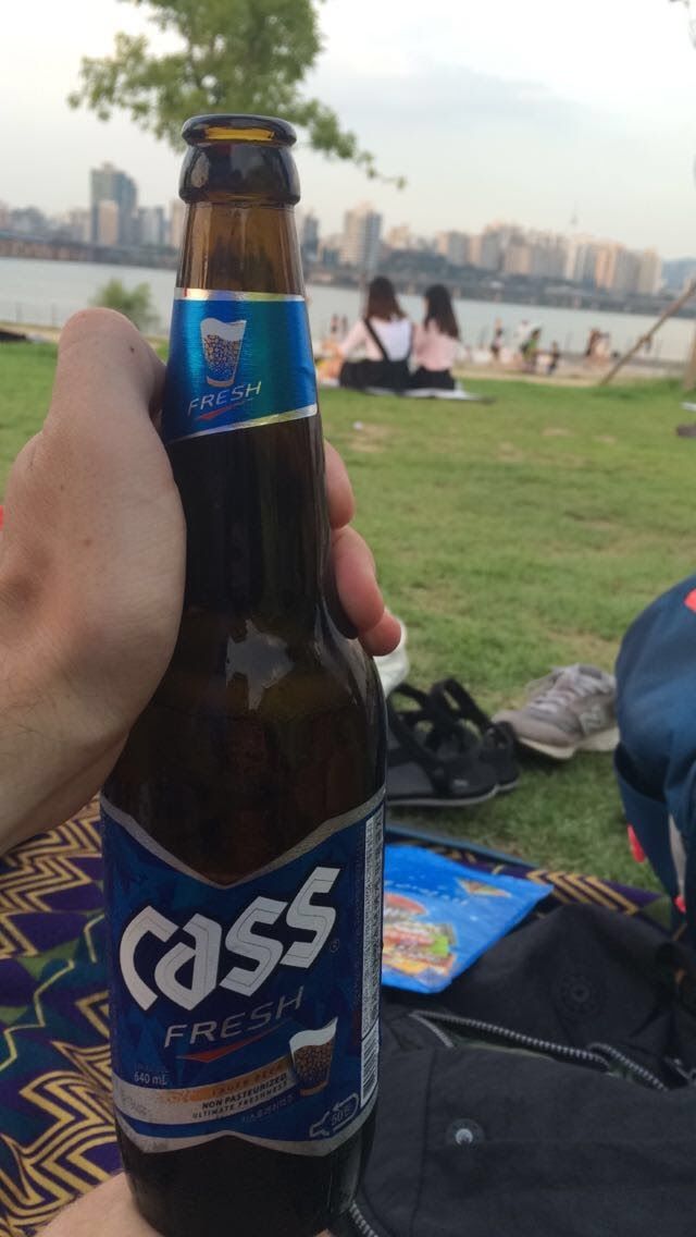 Traditionally, nothing goes down better then sipping a cold quart of beer whilst overlooking the river and the bustling city vibes.