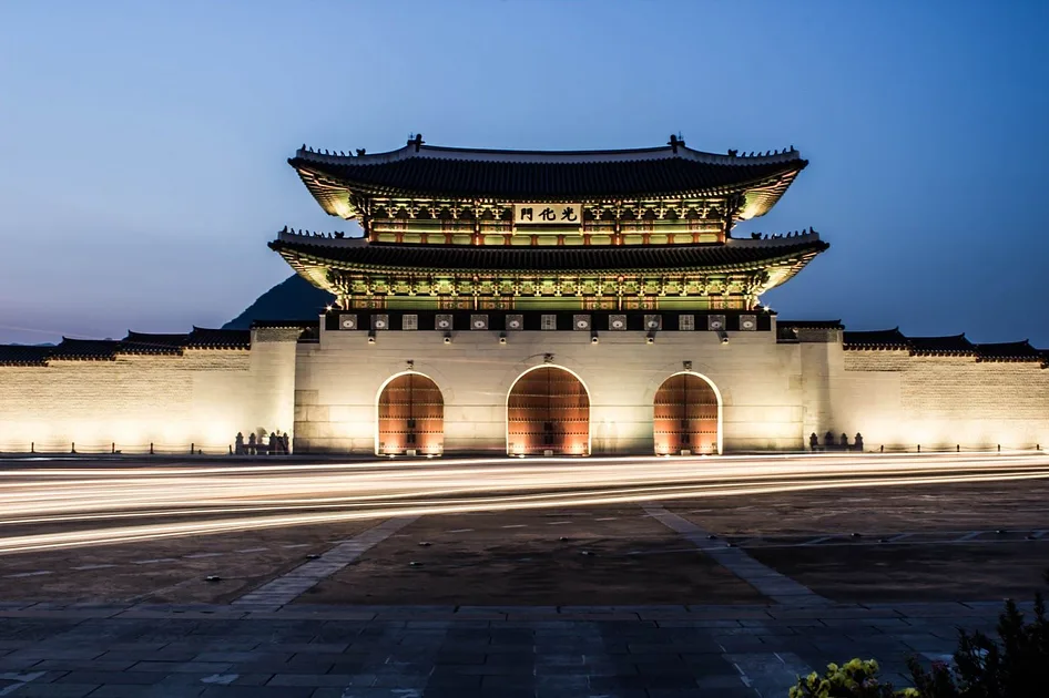 Gwanghwamun at night